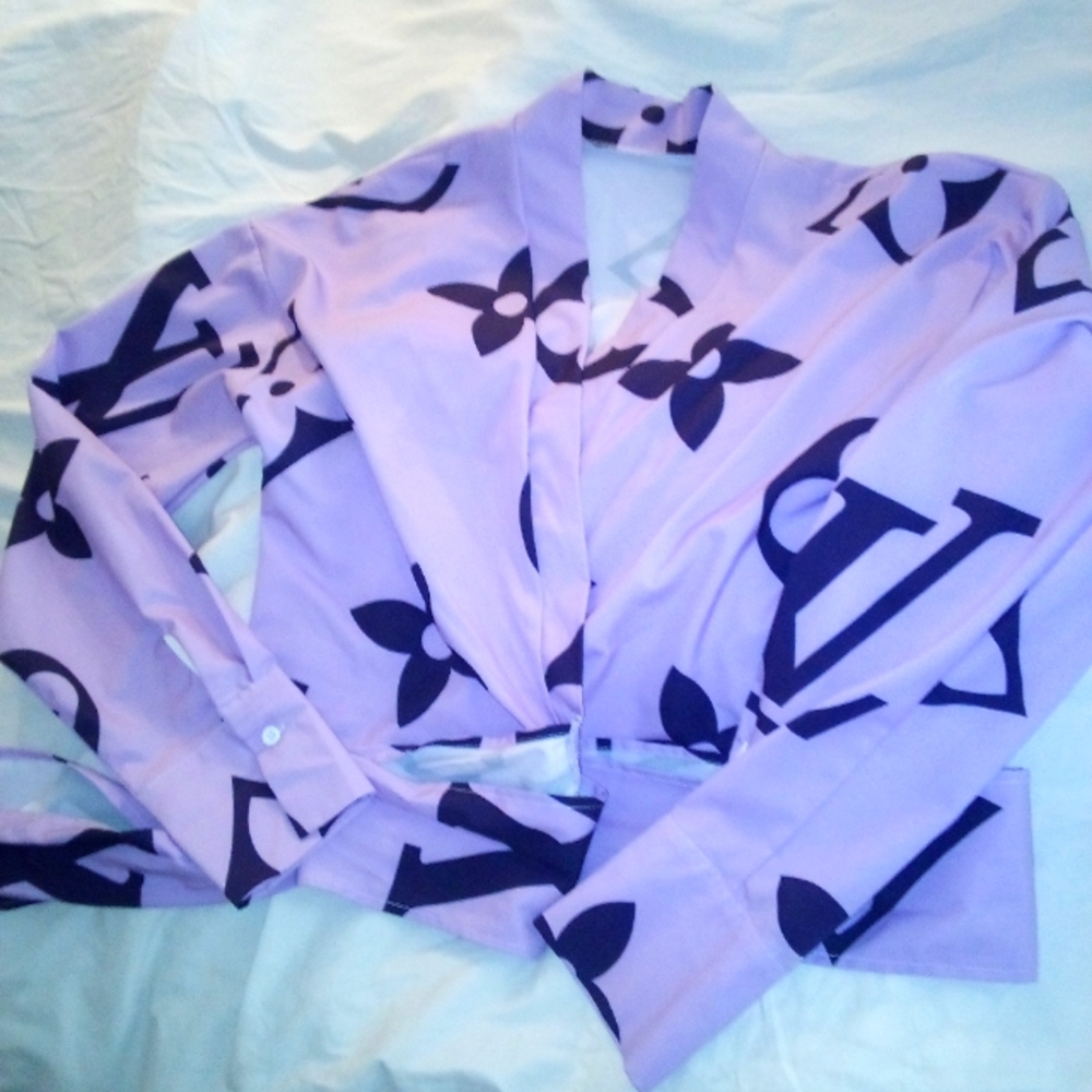 Logo classy blouse NWOT fits size M/L